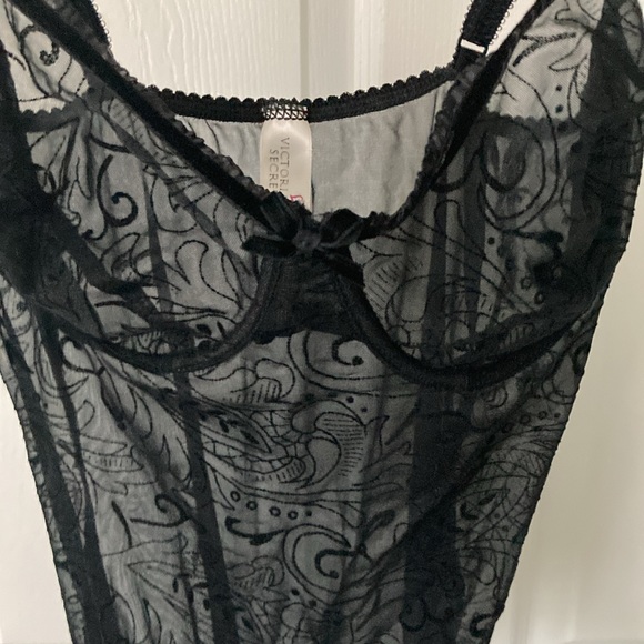 34C-Victoria Secret sexy merrywidow with built in garters. - Picture 6 of 7